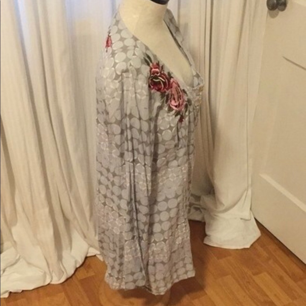 Beautiful Blouse - Picture 2 of 3